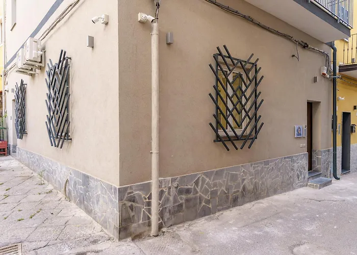 Al Palazzetto - Colapesce Катания